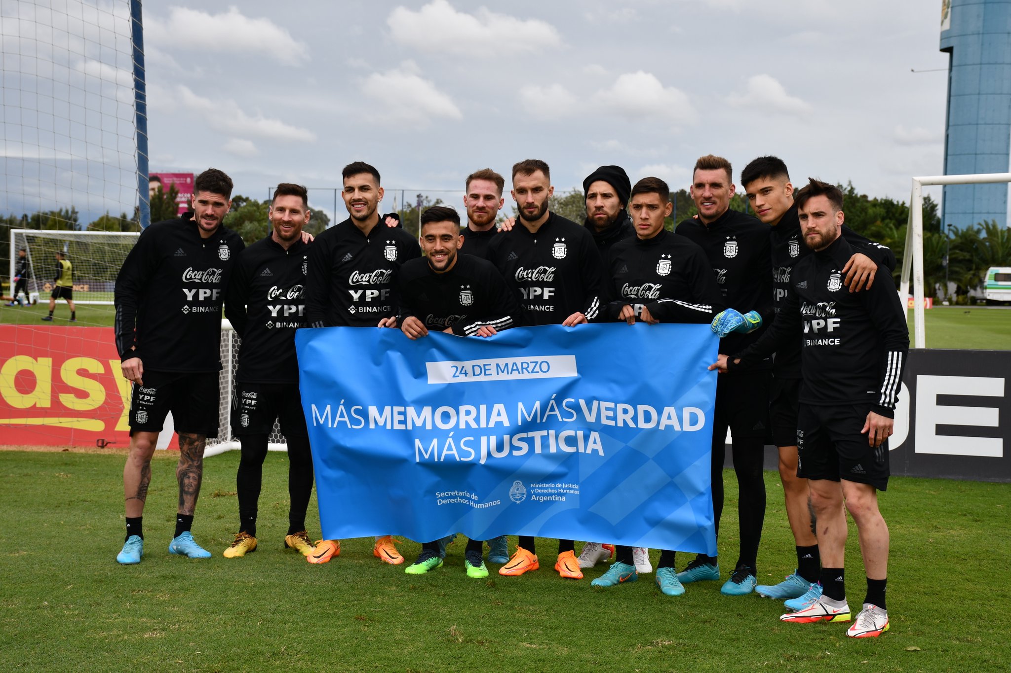 アルゼンチン代表の集合写真、メッシやデ・パウル、マクアリスターら主力選手を含むワールドカップ特集向け画像