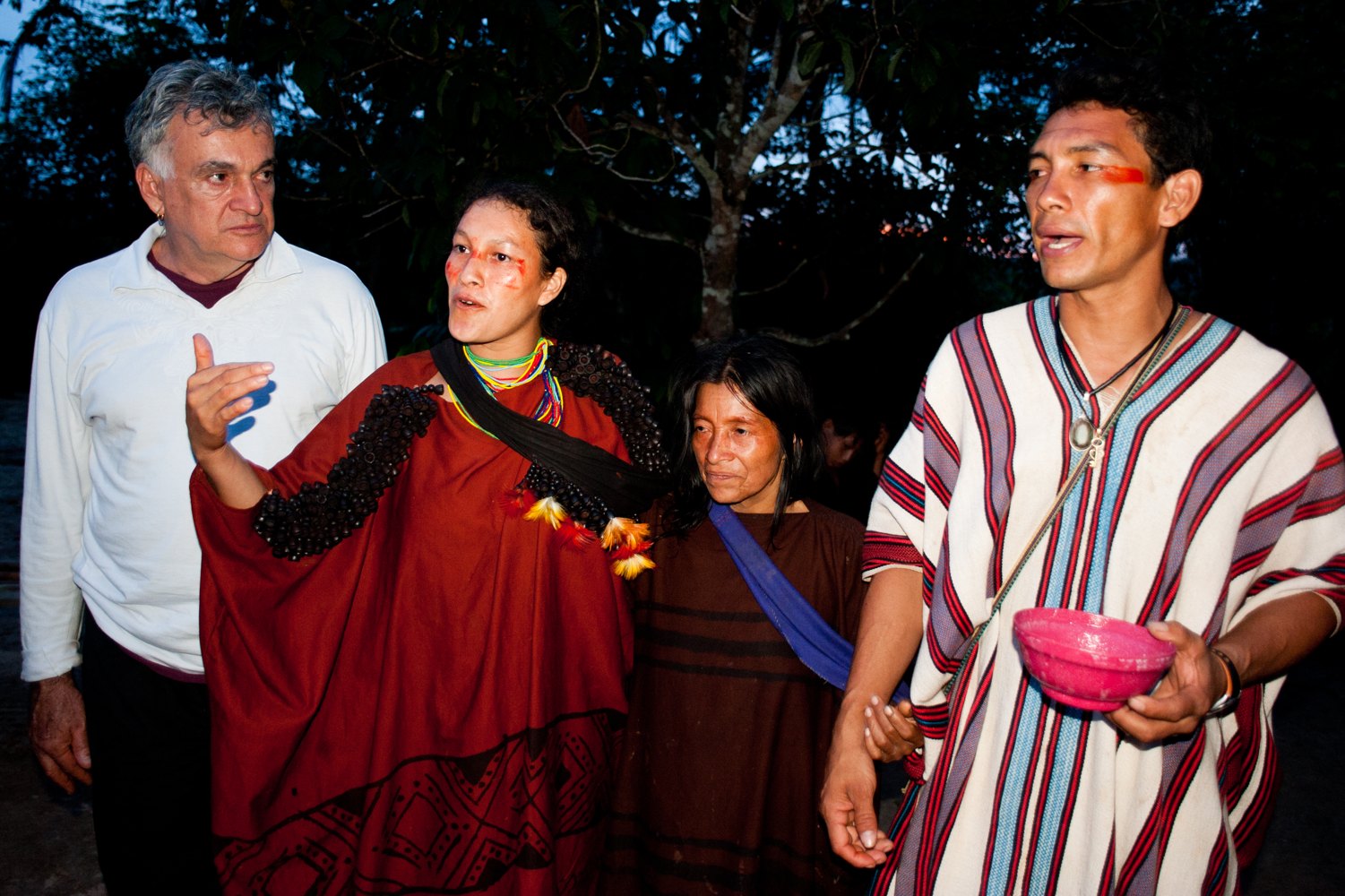 ブラジル・アクレ州のアシャニンカの人々を写した写真。アマゾン地域の先住民族を紹介する資料画像。