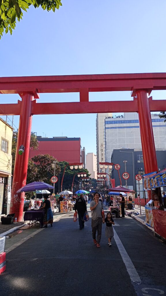 サンパウロの日系人街リベルダーデにある鳥居
