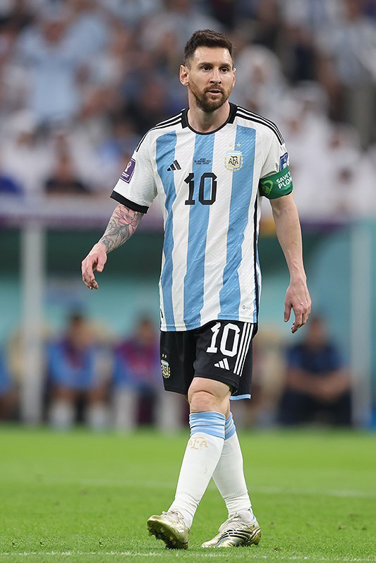 アルゼンチン代表のリオネル・メッシ、ワールドカップ決勝と南米サッカーの象徴を伝える写真