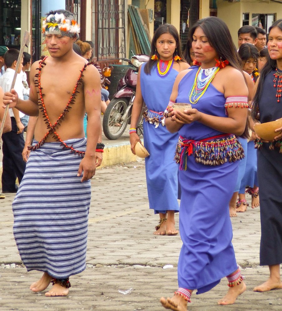 エクアドルのHuamboyaで撮影されたシュアールの人々の写真。アマゾン地域の先住民族文化を示す。