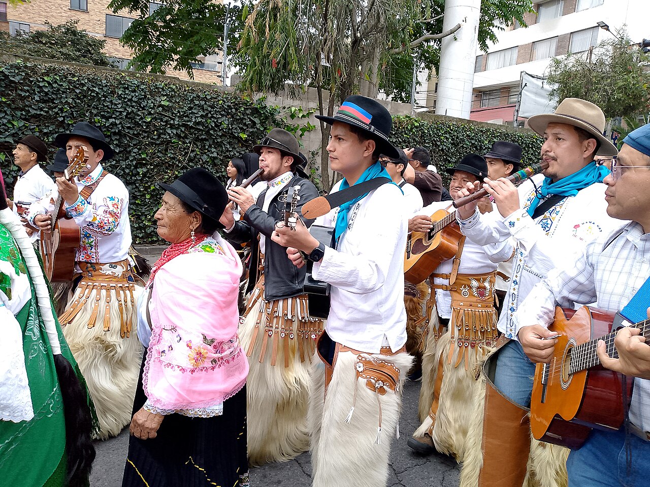 エクアドルのインティ・ライミで演奏し踊る人々、南米の音楽とダンス文化