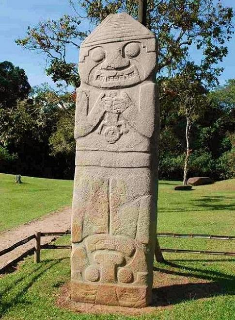 コロンビア南部サン・アグスティン考古公園の石像